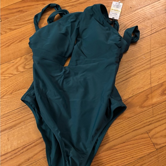 nwT shade and shore, medium seat coverage swimming suit - Picture 4 of 5